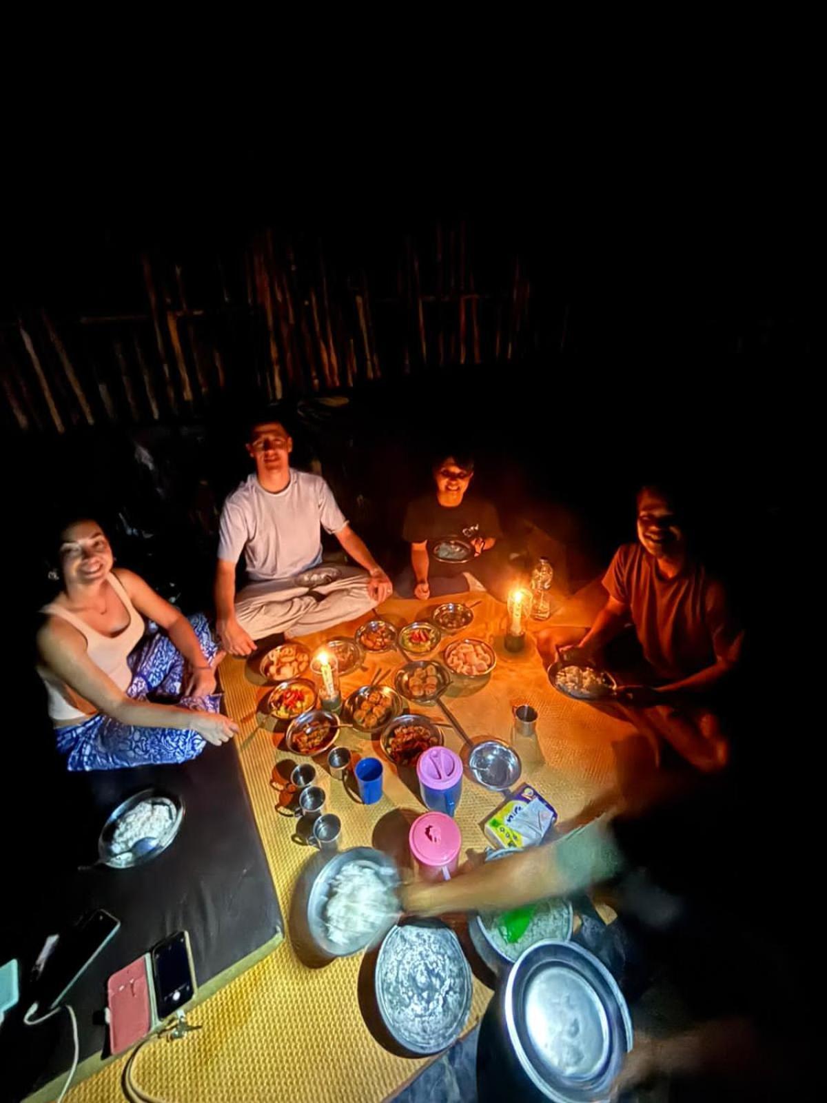 Sama Sama Homestay & Trekking Only Stay Here Book Trekking And Transport With Us Bukit Lawang Eksteriør billede